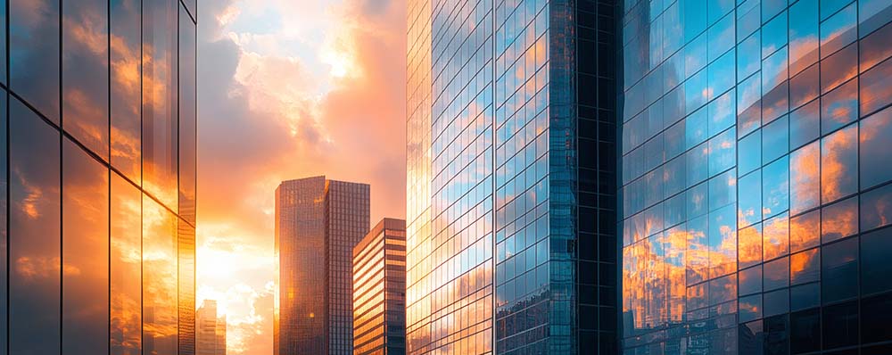 Edificios corporativos con reflejo de atardecer