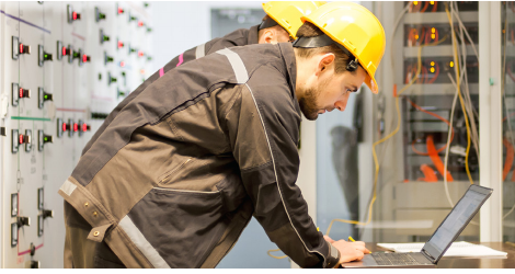 Tecnico dando mantenimiento a equipo